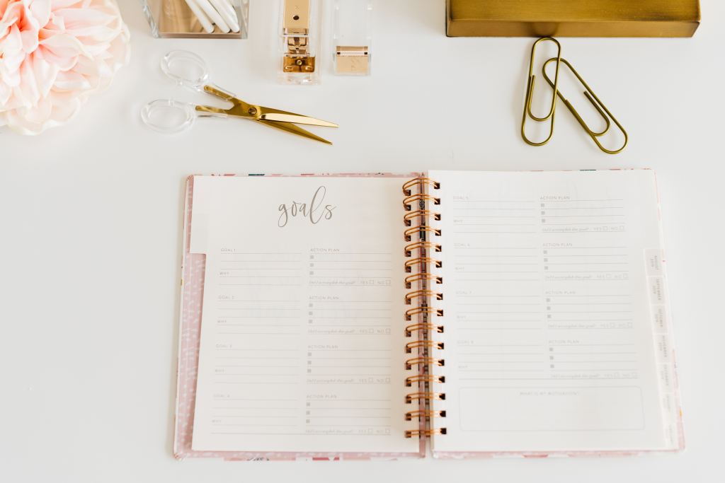 goals-in-planner-on-desk